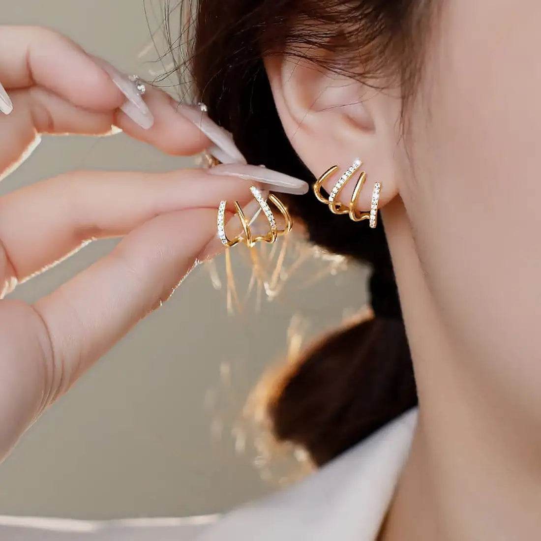 Delicate curved bar ear studs in gold finish - Mirae