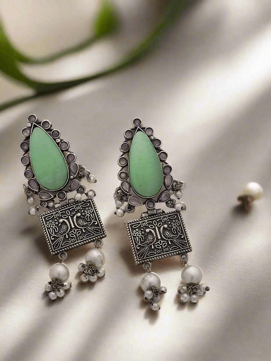 Traditional oxidized earring embellished with stones and pearls - Mirae