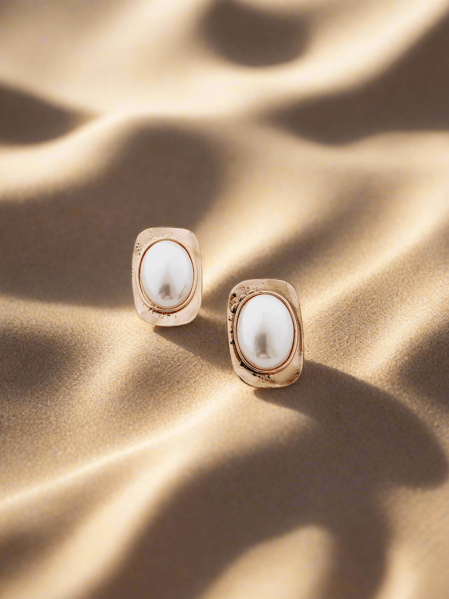 Textured edge pearl stud earrings - Mirae