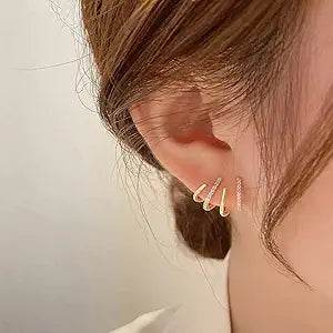 Delicate curved bar ear studs in gold finish - Mirae 