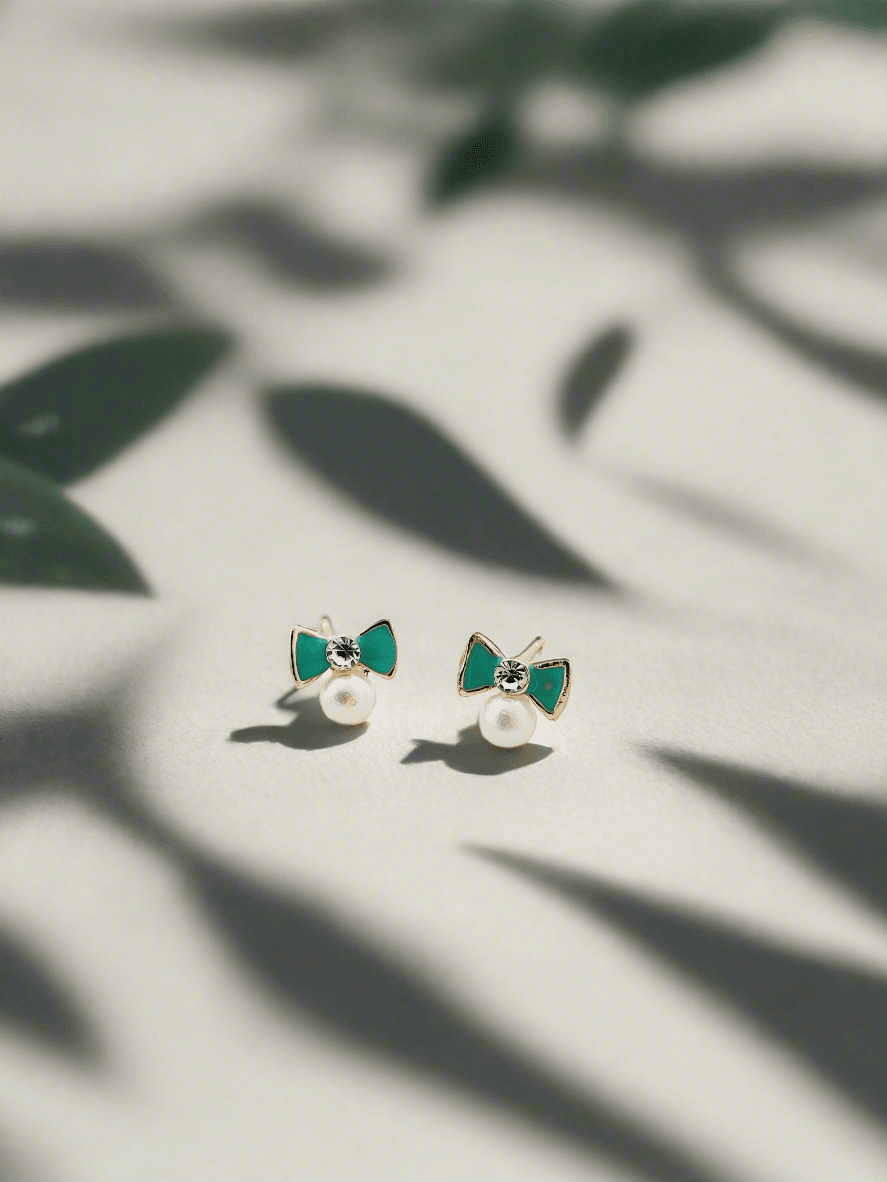 Enamelled Bow with a diamond & pearl mini studs - Mirae 