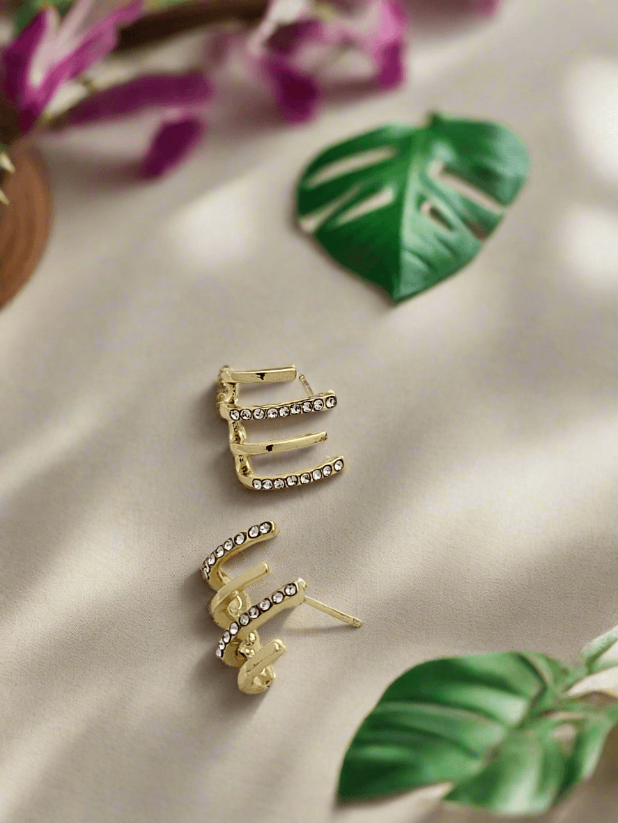 Delicate curved bar ear studs in gold finish - Mirae 