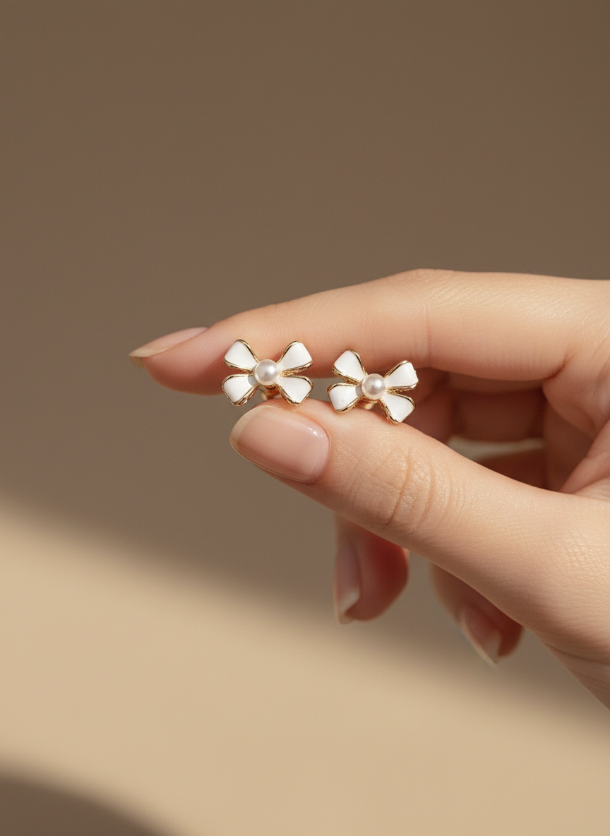 Enamelled Bow with pearl mini stud