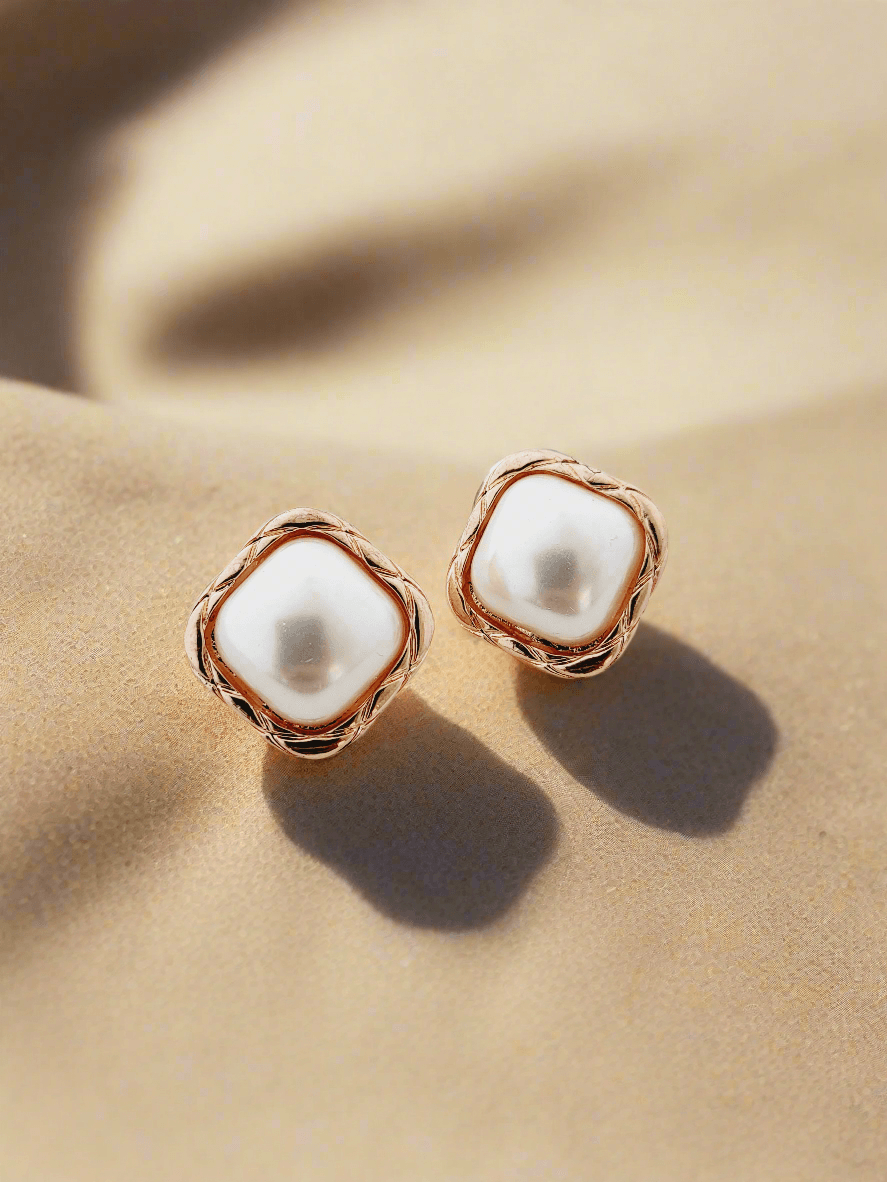 Textured edge pearl stud earrings - Mirae 